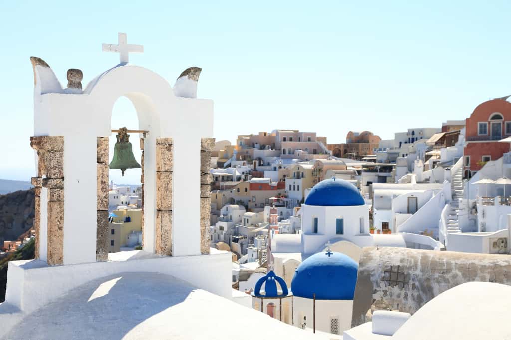 ギリシャのサントリーニ島の白い家の秘密｜地中海の気候と文化に合わせた建築の魅力