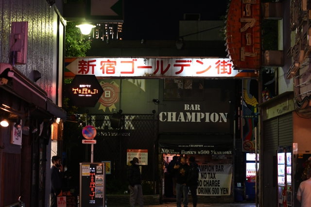 東京で楽しむ隠れ家デート!路地裏バー・深夜喫茶・ネオン街を巡る夜散歩ガイド